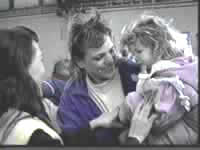 Suprema Mestra Ching Hai em ação caritativa junto a uma mulher de família em condições desfavoráveis Foto da Suprema Mestra Ching Hai em ação caritativa junto a uma mulher de família em condições desfavoráveis.